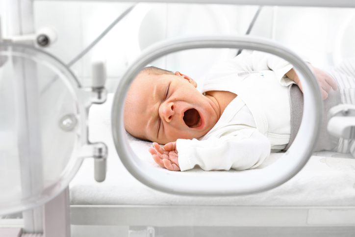 bebé prematuro bostezando en la incubadora